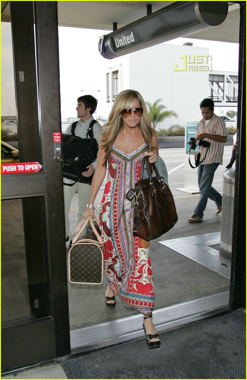 http://www.teenidols4you.com/blink/Actors/ashley_tisdale/ashley_tisdale_1258395265.jpg