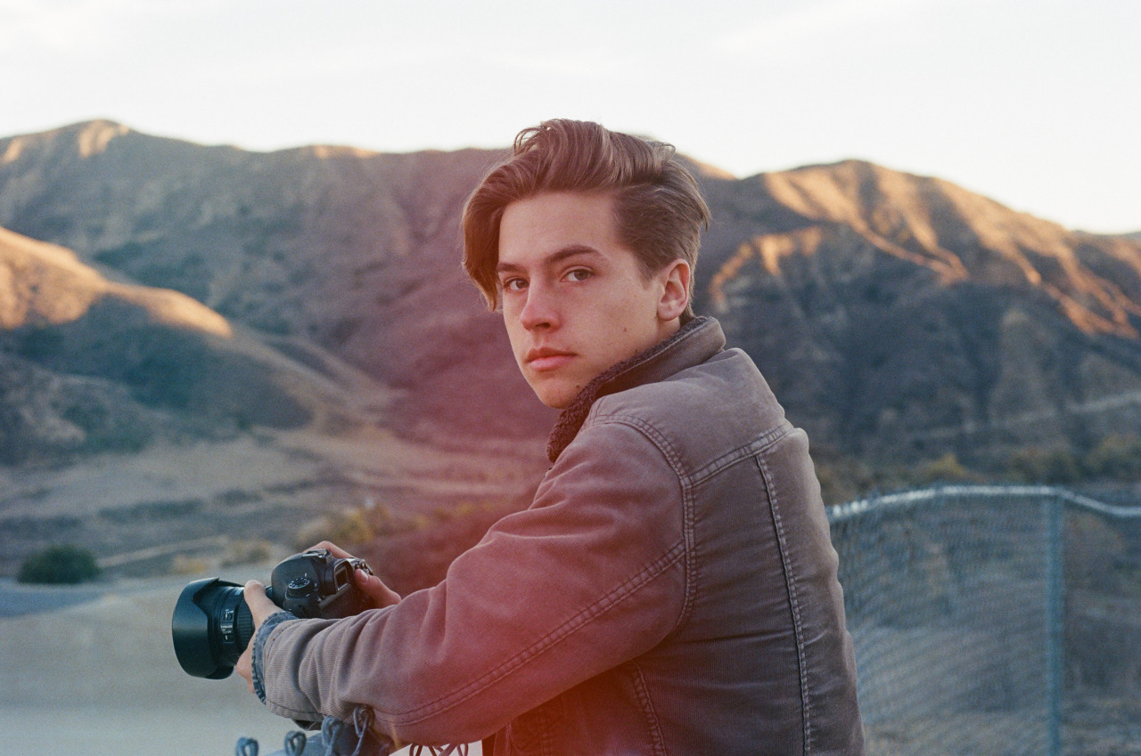 Résultat d’images pour gif cole sprouse