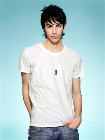 http://www.teenidols4you.com/blink/Actors/darin_zanyar/darin_zanyar_1237674596.jpg