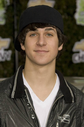 http://www.teenidols4you.com/blink/Actors/david_henrie/david_henrie_1217515192.jpg