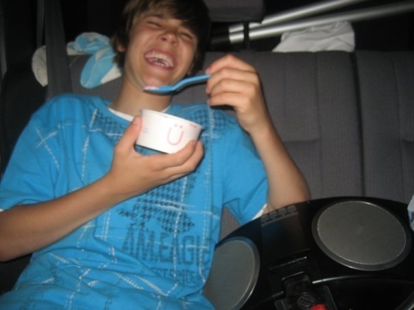 justin bieber eating ice cream. Justin Bieber