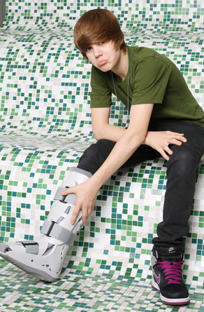 justin bieber feet pictures. Justin Bieber