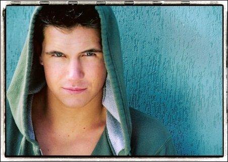 http://www.teenidols4you.com/blink/Actors/robbieamell/robbieamell_1233042703.jpg