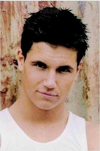 General photo of Robbie Amell