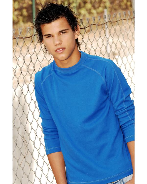 selena gomez taylor lautner taylor swift. He is just sooo HOT!!! swift