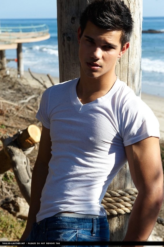 http://www.teenidols4you.com/blink/Actors/taylor_lautner/taylor_lautner_1266885513.jpg