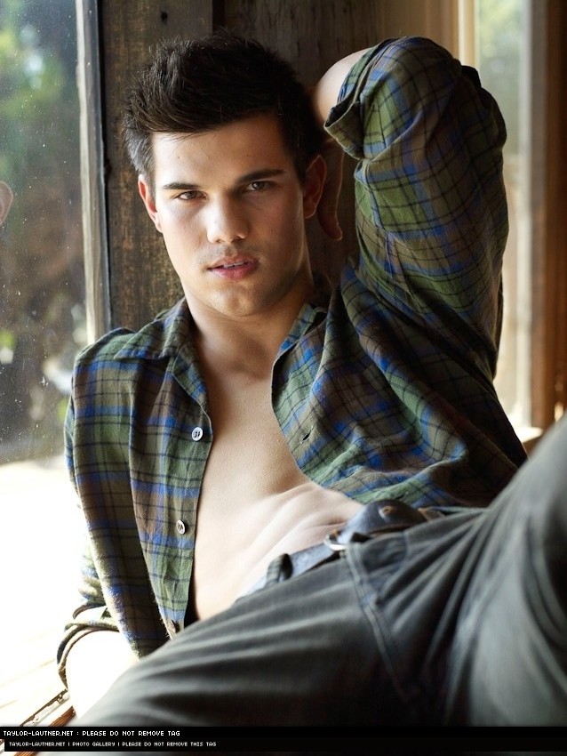 http://www.teenidols4you.com/blink/Actors/taylor_lautner/taylor_lautner_1266885516.jpg