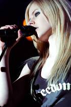 Avril Lavigne : avril-lavigne-1317143702.jpg