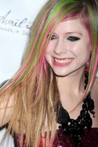 Avril Lavigne : avril-lavigne-1317667386.jpg