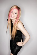 Avril Lavigne : avril-lavigne-1317737823.jpg