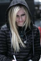 Avril Lavigne : avril-lavigne-1324336935.jpg