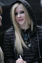 Avril Lavigne : avril-lavigne-1324440643.jpg
