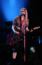 Avril Lavigne : avril-lavigne-1330040381.jpg