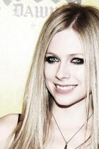 Avril Lavigne : avril-lavigne-1369852700.jpg