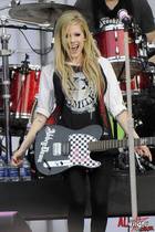 Avril Lavigne : avril-lavigne-1378661465.jpg