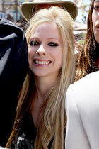 Avril Lavigne : avril-lavigne-1385099635.jpg