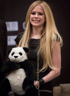 Avril Lavigne : avril-lavigne-1393070351.jpg