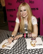 Avril Lavigne : avril_lavigne_1290054048.jpg