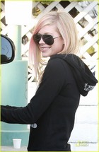 Avril Lavigne : avril_lavigne_1290798104.jpg