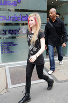 Avril Lavigne : avril_lavigne_1297968492.jpg