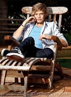 Cody Simpson : cody-simpson-1318365950.jpg