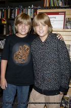 Cole & Dylan Sprouse : cole_dillan_1203270143.jpg
