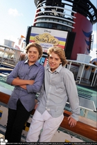 Cole & Dylan Sprouse : cole_dillan_1220689747.jpg
