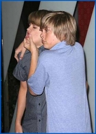 Cole & Dylan Sprouse : cole_dillan_1225123159.jpg