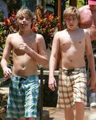 Cole & Dylan Sprouse : cole_dillan_1275745262.jpg