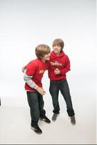 Cole & Dylan Sprouse : cole_dillan_1276208697.jpg
