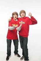Cole & Dylan Sprouse : cole_dillan_1276208703.jpg
