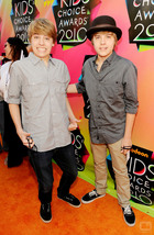Cole & Dylan Sprouse : cole_dillan_1276965919.jpg