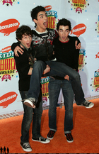 Jonas Brothers : TI4U_u1221158943.jpg