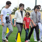 Jonas Brothers : TI4U_u1230068852.jpg