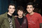 Jonas Brothers : jonas_brothers_1212524994.jpg