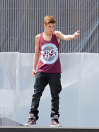 Justin Bieber : justin-bieber-1350465620.jpg