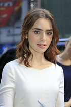 Lily Collins : lily-collins-1375901972.jpg