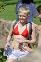 Miley Cyrus : TI4U1421784725.jpg