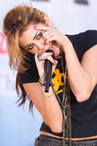 Miley Cyrus : miley-cyrus-1322066942.jpg