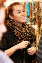 Miley Cyrus : miley-cyrus-1323213988.jpg