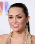 Miley Cyrus : miley-cyrus-1325106065.jpg