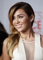 Miley Cyrus : miley-cyrus-1327585771.jpg