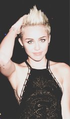 Miley Cyrus : miley-cyrus-1361944975.jpg