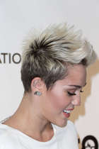 Miley Cyrus : miley-cyrus-1365607250.jpg