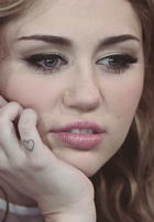 Miley Cyrus : miley-cyrus-1365846145.jpg