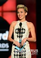 Miley Cyrus : miley-cyrus-1369064677.jpg