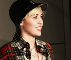 Miley Cyrus : miley-cyrus-1374775063.jpg