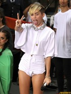 Miley Cyrus : miley-cyrus-1383718510.jpg