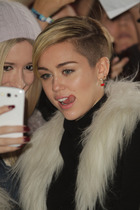 Miley Cyrus : miley-cyrus-1384548645.jpg