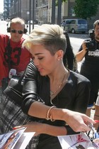 Miley Cyrus : miley-cyrus-1384808540.jpg
